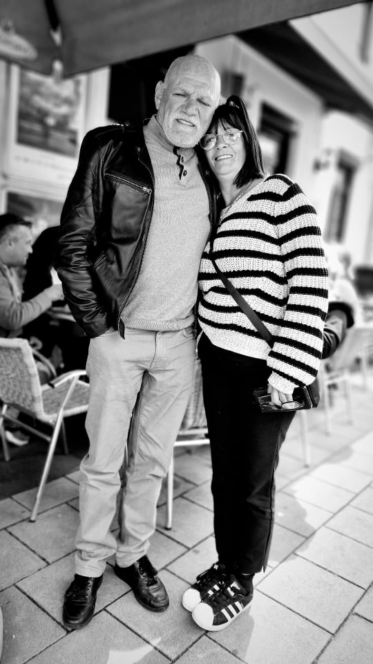 Un couple d’habitués pose ensemble à la Taverne Les Divas.